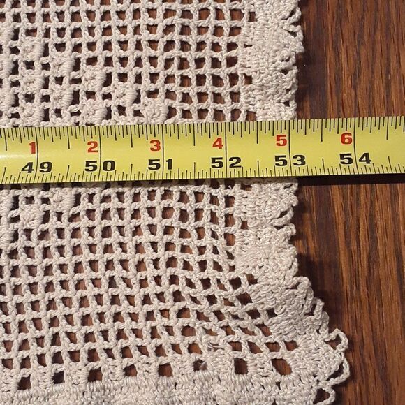 Hand crocheted ecru table runner rectangle with lace fringe. - Picture 5 of 6